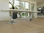 Table en composite � deux pieds