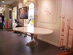 Table en composite � pied central