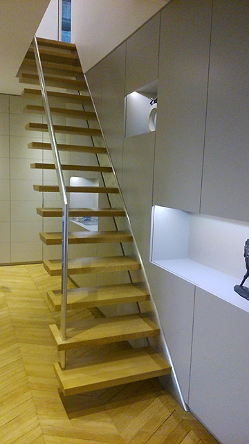 Escalier &agrave; limon caisson  lat&eacute;ral en aluminium Jean-Michel BLIARD  ,  marches en ch&ecirc;ne massif