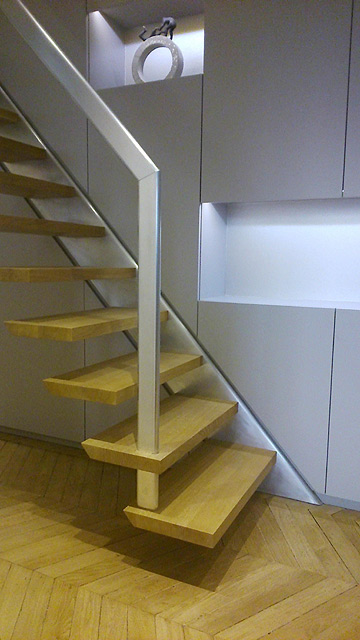 Escalier &agrave; limon caisson  lat&eacute;ral en aluminium Jean-Michel BLIARD  ,  marches en ch&ecirc;ne massif